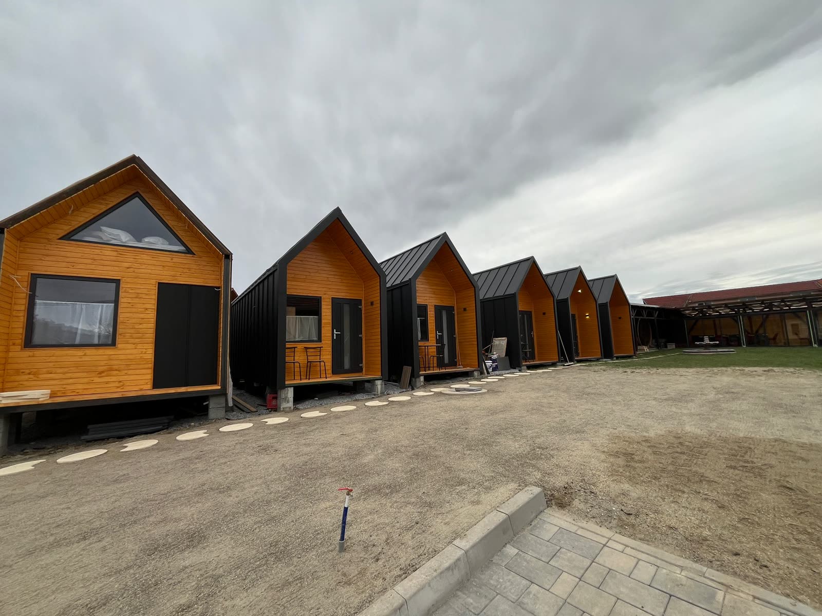 Via Mini Homes – Häuserreihe in Lupeni